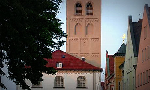 Schrannenhalle und Stadtpfarrkirche St. Johann Baptist, Erding, Deutschland (Author: Christian Koch / commons.wikimedia.org / public domain / photo modified by runinternational.eu)